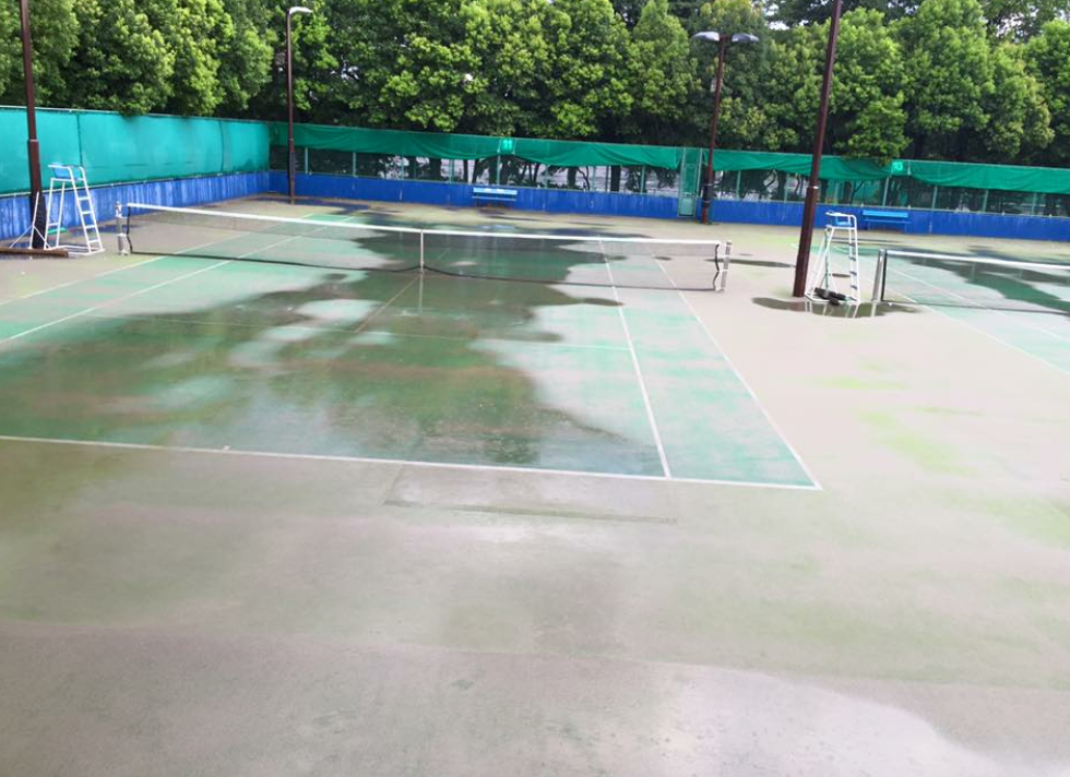 雨のテニスコート